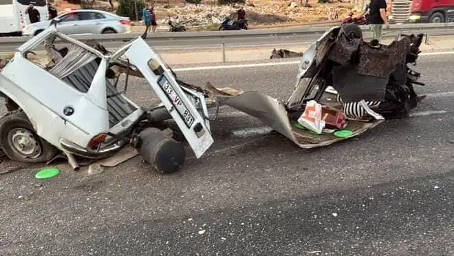Bariyere Çarpan Araçta Feci Kaza: Bir Ölü, Bir Yaralı!