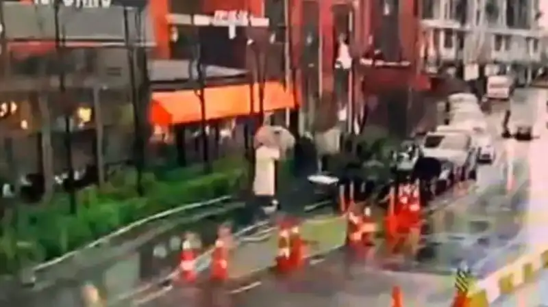 İstanbul'da Fırtına Aniden Devrilen Tabelasıyla Can Aldı: Olayın Detayları