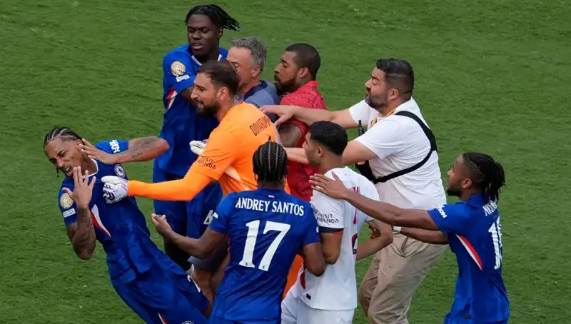 Dev Finalde Gergin Anlar: Teknik Direktörden Futbolcuya Yumruk