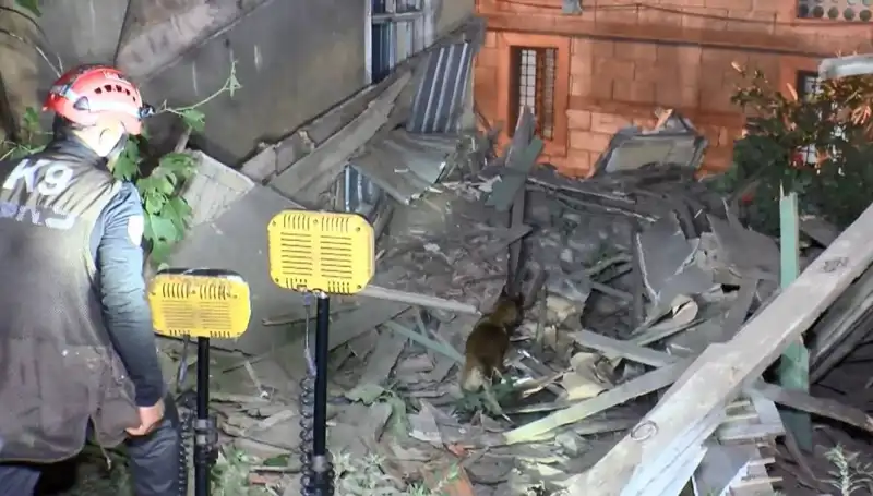 İstanbul'da Deprem Sonrası Sarsıcı Çöküş: Hasar Alan Bina Yıkıldı