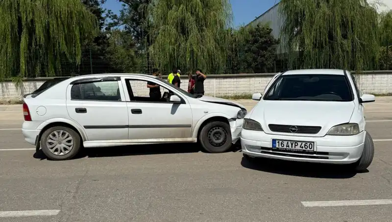 İstanbul'da Trafik Kazası: İki Otomobil Çarpıştı, İki Yaralı