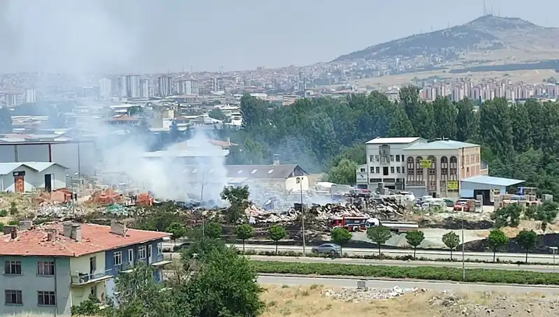 Otluk Alanda Çıkan Yangın, Depoyu Hızla Küle Çevirerek Korkuttu