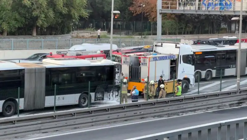 İstanbul Metrobüs Yangını: Büyük Kaos ve Dur Kalk Trafik Sorunu!
