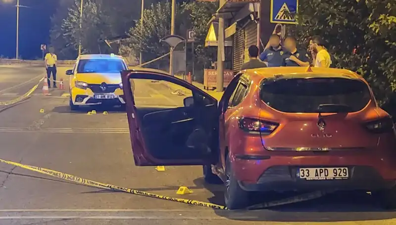 Otomobillerden İniş Anında Seyirciyi Şaşkına Çeviren Silahlı Saldırı!