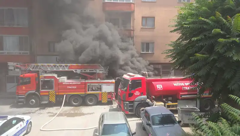Niğde'de Beyaz Eşya Deposu Kül Oldu: Yangının Sebebi Merak Ediliyor