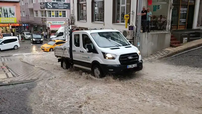 Aniden Bastıran Sağanak: Şehirde 10 Dakikada Su Baskınları Oluştu