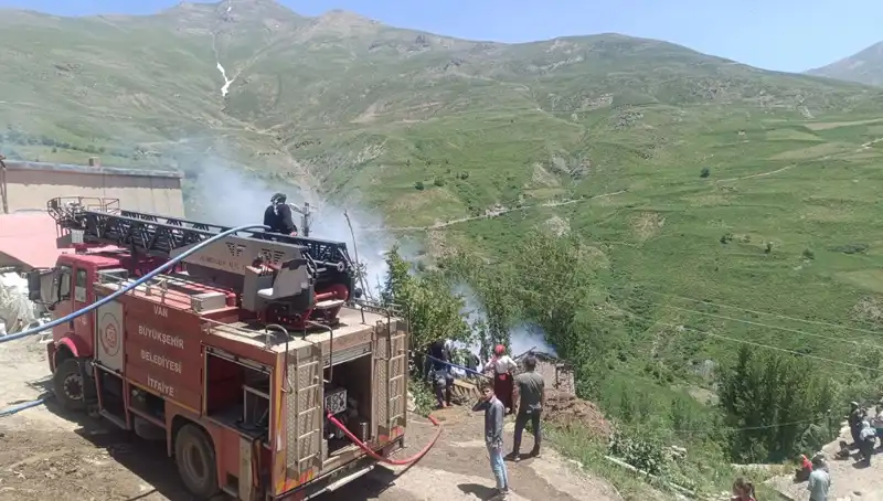 Van'da Korkunç Yangın: Evdeki Küçük Çocuk Hayatını Kaybetti
