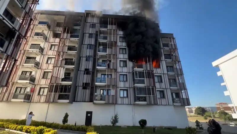 Çanakkale'de Yangın Panik Yarattı: Vatandaşlar Geceyi Korku İçinde Geçirdi