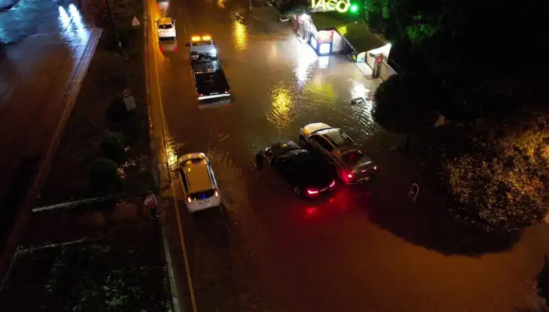 Adana'da Aniden Bastıran Sağanak Yağış Hayatı Olumsuz Etkiledi