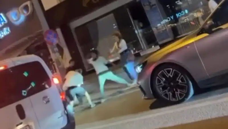 Cadde Boks Ringine Dönüştü: Yumruklar Uçuşa Geçti!