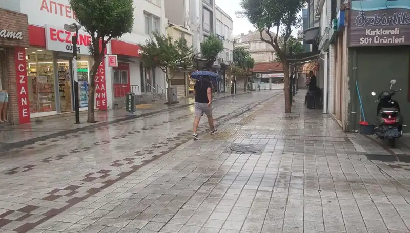 Kırklareli'nde Şiddetli Sağanak Yağış Altyapıyı Vurdu, Tarım Etkilendi