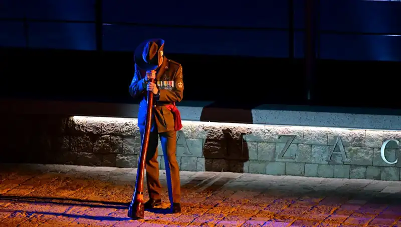 Anzak Koyu’nda Yılın En Özel Anı: Şafak Ayini Gerçekleşti