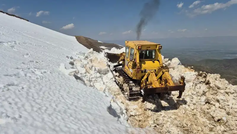 Nisan Ayında 2 Metreyi Aşan Karla Yüzleşen İllerde Yol Açma Çalışmaları Başladı