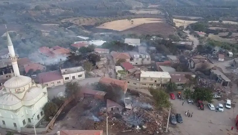 Çanakkale'de Gözler Önünde Korkunç Orman Yangını: Havadan Ekipler Müdahale Etti