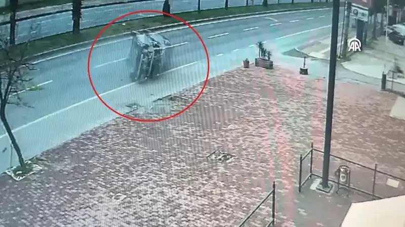 Güvenlik Kamerası, 2 Yaralıya Neden Olan Korkunç Kazayı Kaydetti!