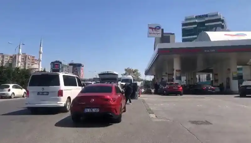 Deprem Felaketi Sonrası Akaryakıt İstasyonlarında Uzun Kuyruklar Oluştu