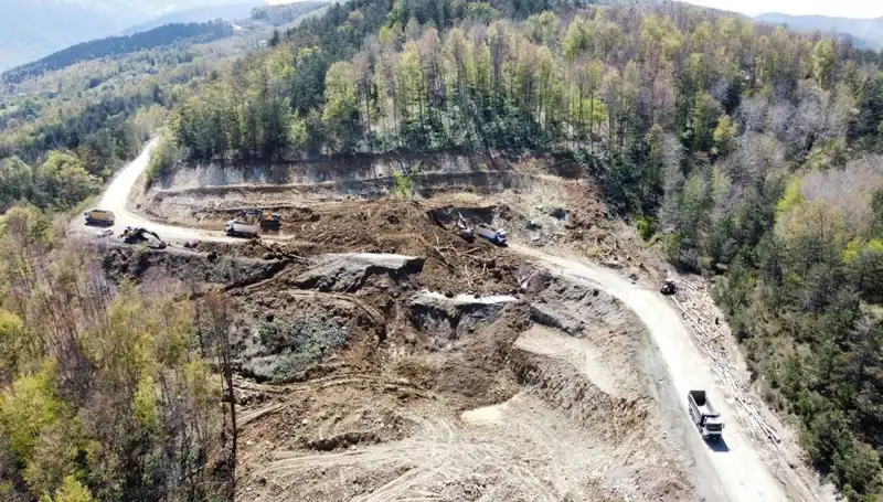 Kastamonu-Çatalzeytin Kara Yolunda Ani Heyelan: Ulaşım Durdu!