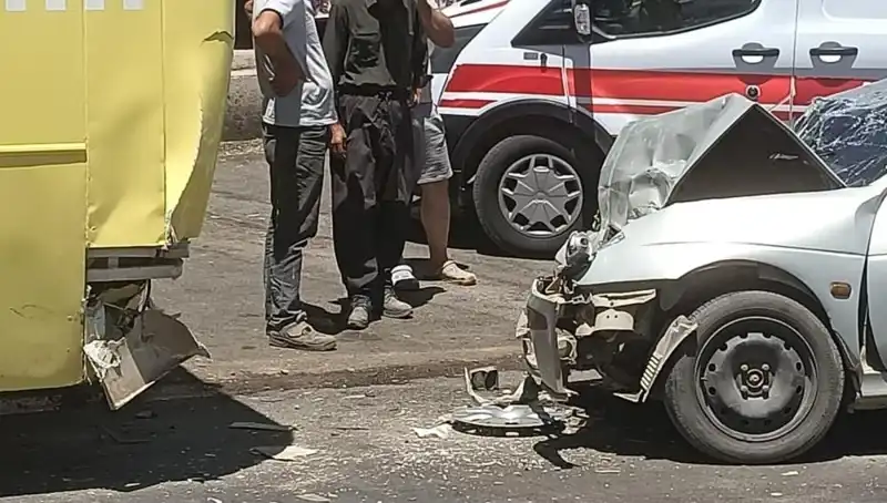 Halk Otobüsü İle Otomobil Çarpıştı: İki Yaralı, Kaza Anı Kamerada
