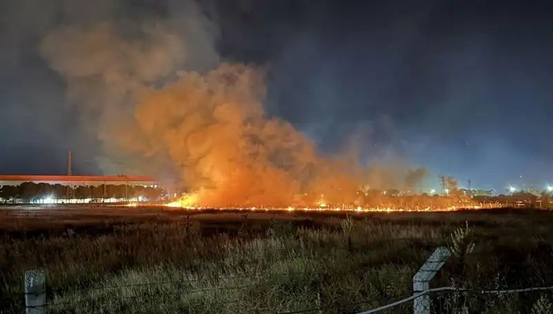 İzmir'de Gece Yarısı Çıkan Yangın ile Vatandaşlar Panik İçinde Kaldı
