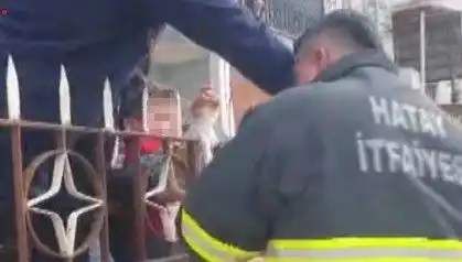 Hatay’da Korkulan Kaza: Çocuk Demir Korkulukla Yaralandı