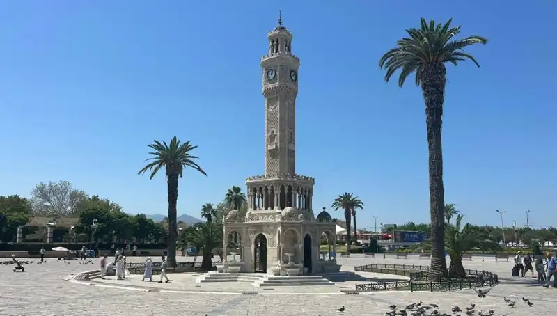 İzmir'de Sıcaklık Rekoru Kırıldı: Meydanlar Boş Kaldı, Vatandaşlar Sıcaktan Kaçıyor