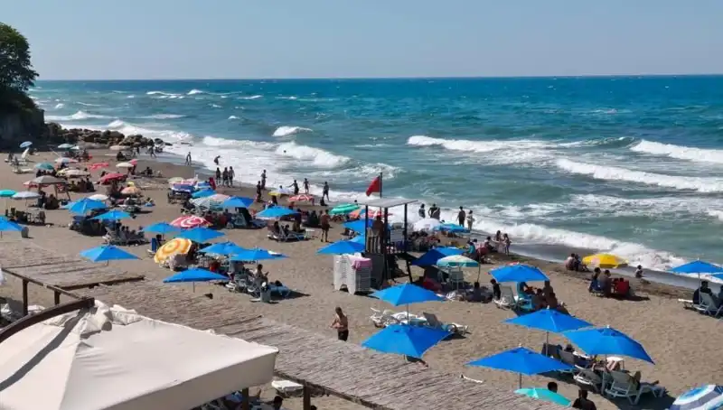 Akçakoca'da Beklenmedik Deniz Yasağı: Sebepler ve Etkileri