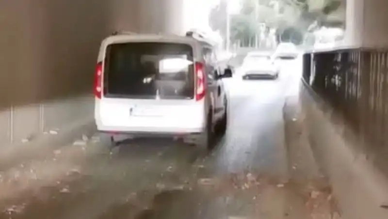 Trafikte Şok Edici Kaza: Beton Parçaları Araçların Üzerine Düştü