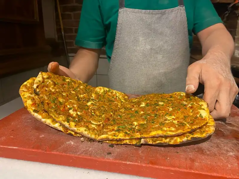 İstanbul'da Lahmacun Fiyatları: Semtlere Göre Farklar ve Tartışmalar