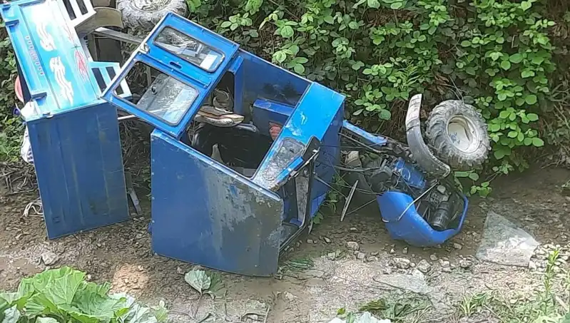 Pat Patların Kontrolsüz Yolculuğu: Dereye Devrilen Araçta İki Yaralı