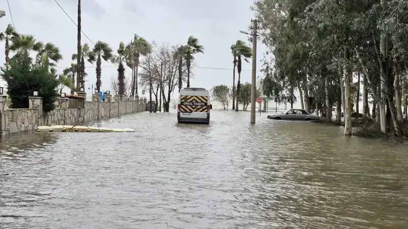 Göl Taşınca İlçe Sular Altında Kaldı: Bütün Şehir Suya Gömdü
