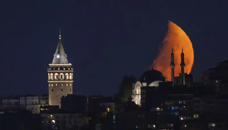 İstanbul'da Yarım Ay Büyüsü: Tarihi Güzellikler Altında Gece Yaşamı