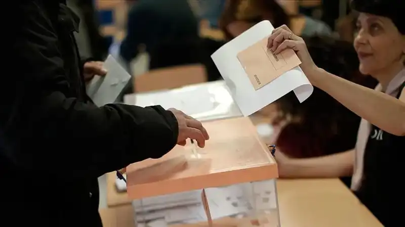 İspanya'da Sosyalist Parti İkinci Seçim Yenilgisini Aldı: Neler Oluyor?