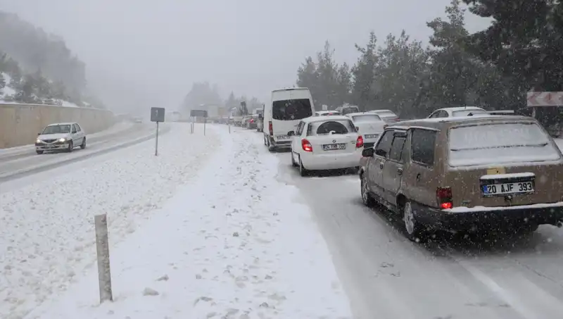 Kar Bastırdı: Denizli-Antalya Kara Yolunda Karşılaşılan Zorluklar