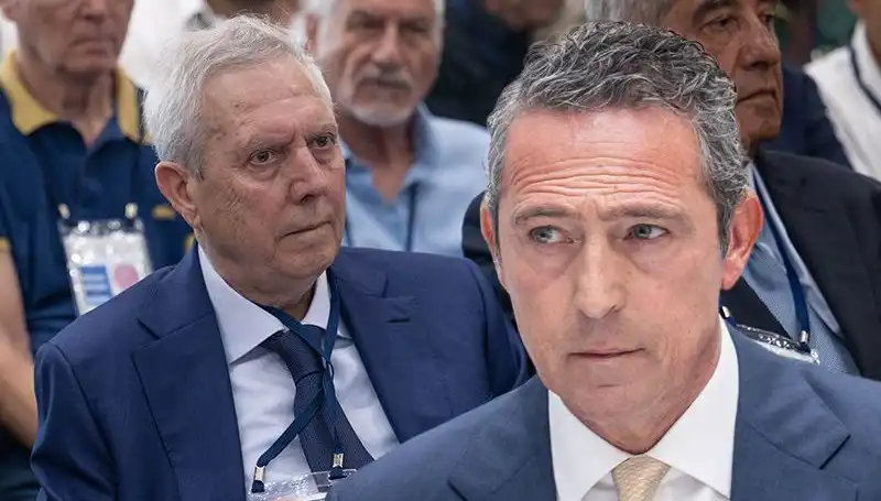 Fenerbahçe Divan Kurulu'nda Aziz Yıldırım'ın Adaylık Açıklaması Gerginliğe Neden Oldu