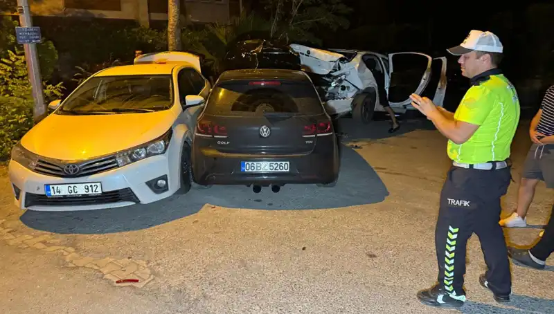 Alkollü Sürücü, Sokağı Birbirine Katan Kaza Yaptı: Üç Araç Zarar Gördü