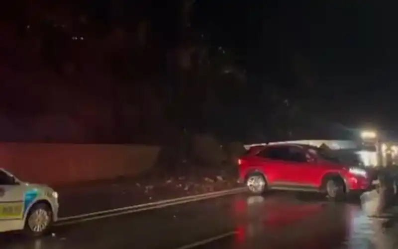 Hakkari'de Fırtına Gibi Heyelan: Dev Kayalar Yolu Kapatınca Harekete Geçildi