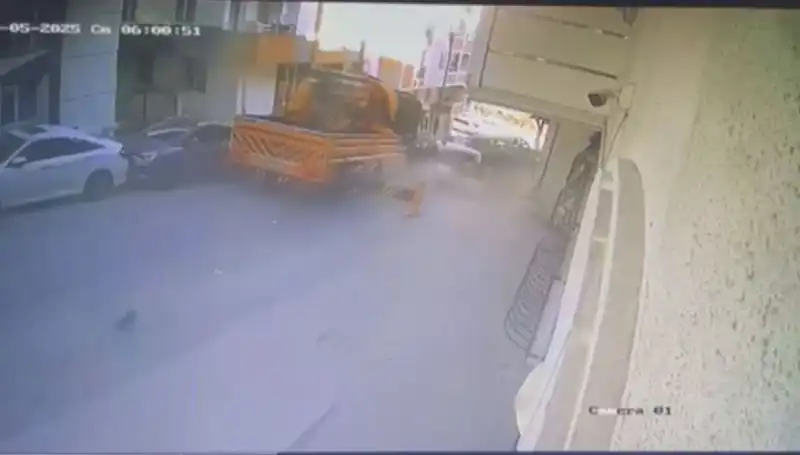 Kontrolden Çıkan Vinç Şehri Korku İçinde Bıraktı: 23 Araç Ziyan Oldu
