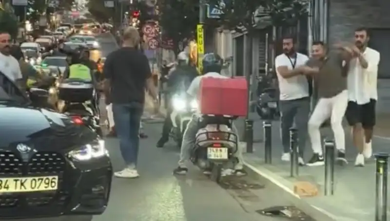 Nişantaşı’nda Yol Verme Kavgasında Sopalı Kadın Dehşeti!