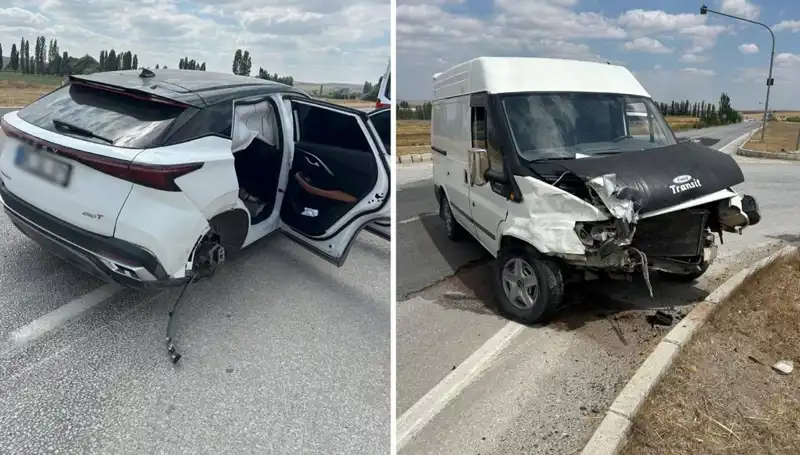 Çorum’da Kafa Kafaya Çarpışan İki Araçtan Sağ Çıkanlar Şok Yaşadı
