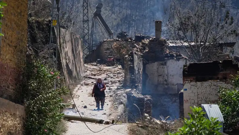 İzmir ve Bilecik'te Yangın Felaketi: 415 Bina Küle Döndü