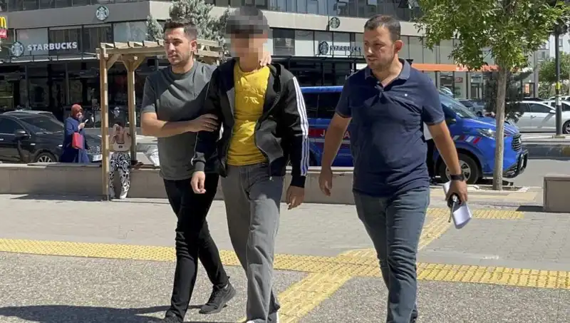 Tartışma Kızıştı: Kardeş Kardeşi Bıçakladı, Şok Edici Anlar!