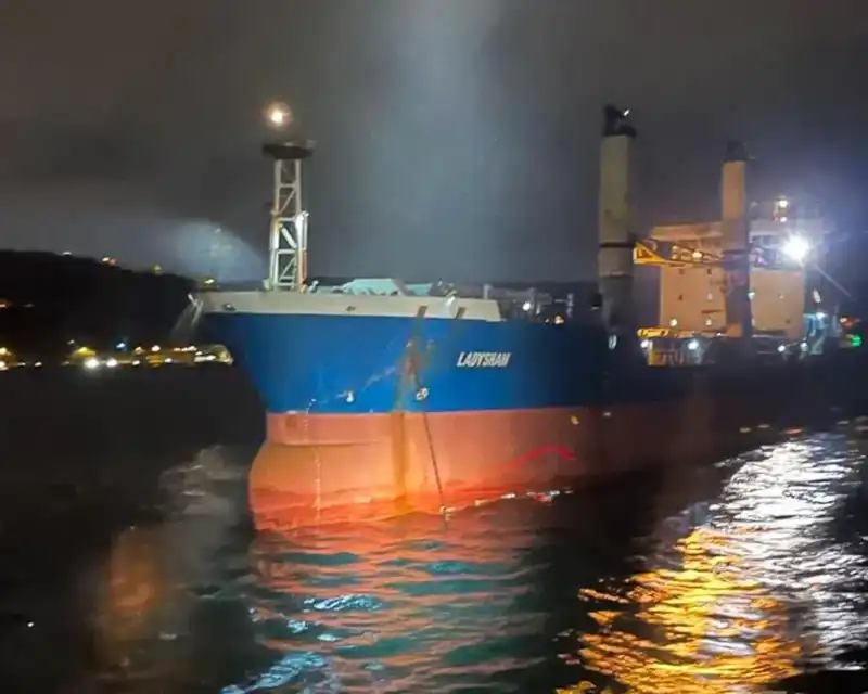 İstanbul Boğazı'nda Kuru Yük Gemisi Arıza Yaptı: Trafik Felç Oldu