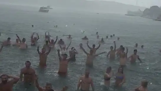 İstanbul Bebek'te Yağmura Rağmen Denize Girenler: Eğlence Dolu Bir Pazar