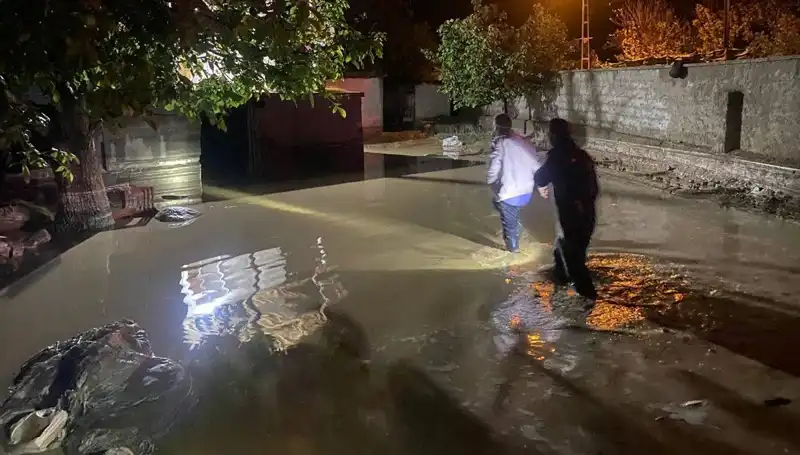 20 Dakika Süren Yağışın Ardından Sel Felaketi: 1 Ev Çöktü, 3 Ev Boşaltıldı