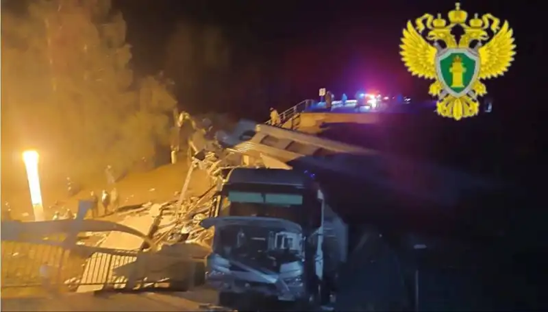 Rusya'da Faciaya Neden Olan Köprü Çöküşü: Yedi Kişi Hayatını Kaybetti