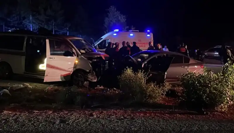 Kafa Kafaya Çarpışma! Ters Yön Faciasında Ölü ve Yaralılar