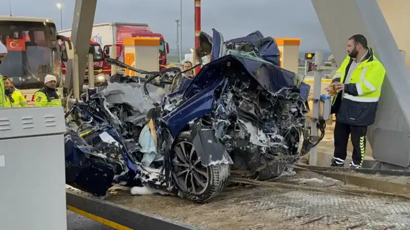 Silivri'de Korkunç Trafik Kazası: Otomobil Gişe ile Otobüs Arasında Sıkıştı