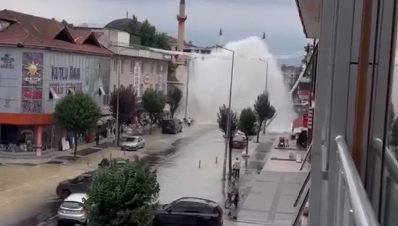 İçme Suyu Hattında Patlama: Su Yüksekten Fışkırdı!