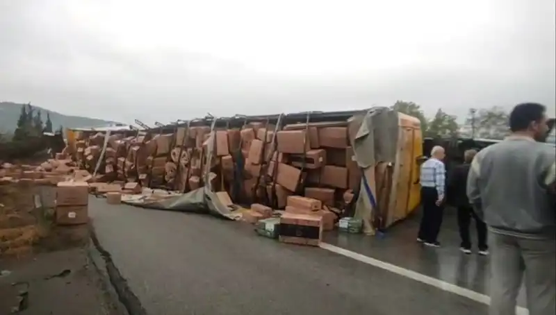 TEM Otoyolu'nda TIR Devrildi, Ankara Yönü Trafiğe Kapatıldı!