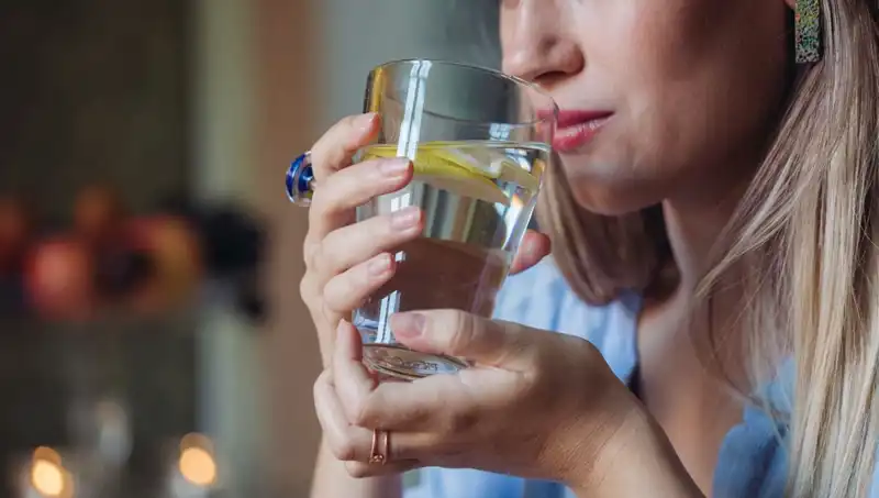 Sabahları Aç Karnına 1 Litre Su İçmenin Mucizevi Faydaları